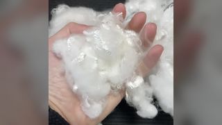 कपड़ा कताई और सम्मिश्रण के लिए धनायनित फाइबर 1.56D*51 मिमी उच्च रंग स्थिरता नरम उज्ज्वल चमक