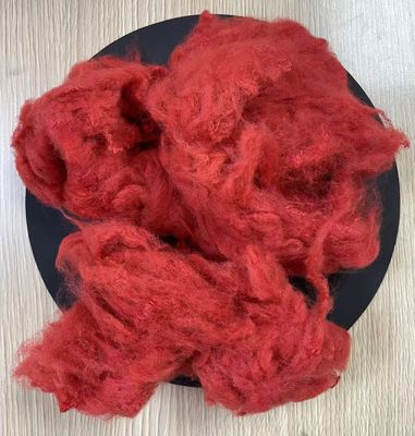 अच्छी कीमत पुनर्नवीनीकरण पॉलिएस्टर स्टेपल फाइबर 4.5D 65mm लाल SGS OEKO ITS GRS प्रमाणित ऑनलाइन