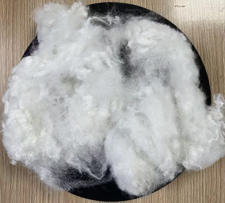 अच्छी कीमत वर्जिन पॉलिएस्टर स्टेपल फाइबर 15D 64mm व्हाइट स्टैंडर्ड GRS प्रमाणित ऑनलाइन