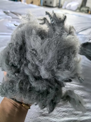 अच्छी कीमत पुनर्नवीनीकरण पॉलिएस्टर स्टेपल फाइबर 2.5D 51mm ग्रे OEKO-TEX प्रमाणित ऑनलाइन