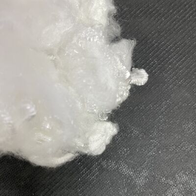 अच्छी कीमत 51 मिमी उच्च अवशोषक यूवी सुरक्षा पॉलिएस्टर स्टेपल फाइबर होम टेक्सटाइल और परिधान के लिए ऑनलाइन